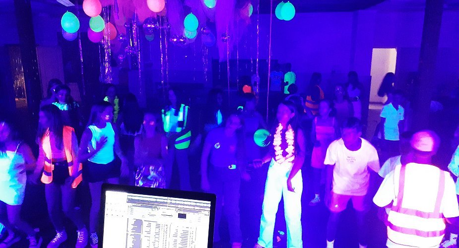 Glow-in-the-dark party Glow-in-the-dark party